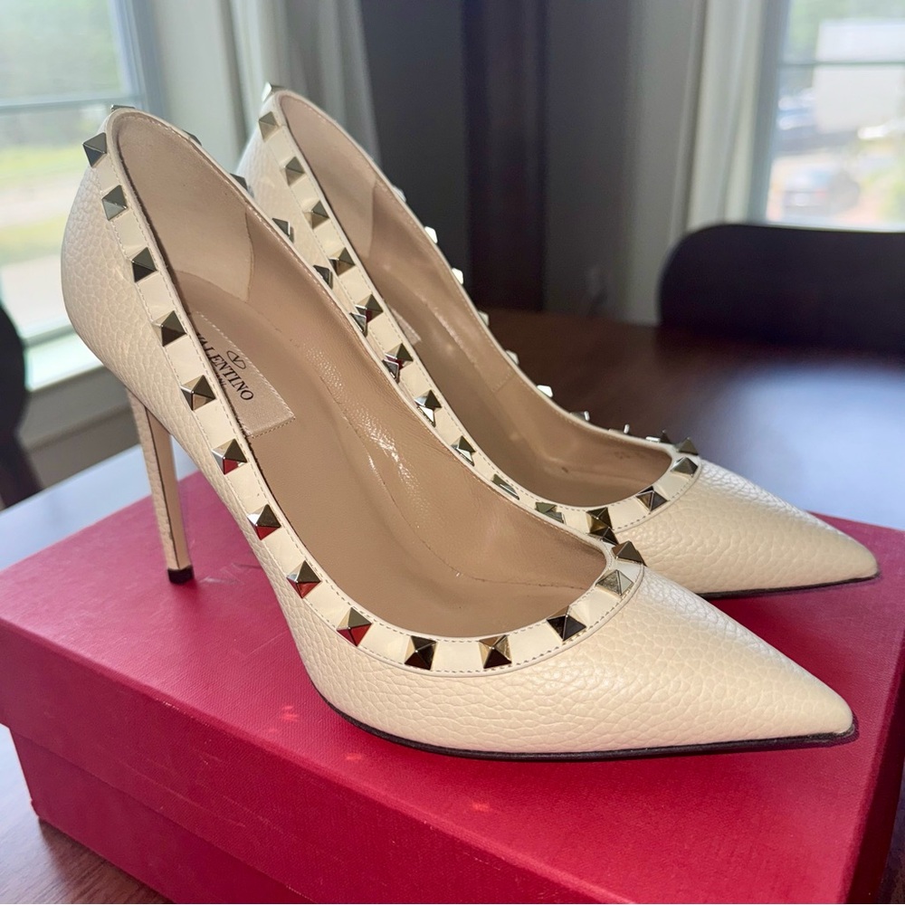 NWT Authentic Valentino Garavani Rockstud Pumps in Ivory